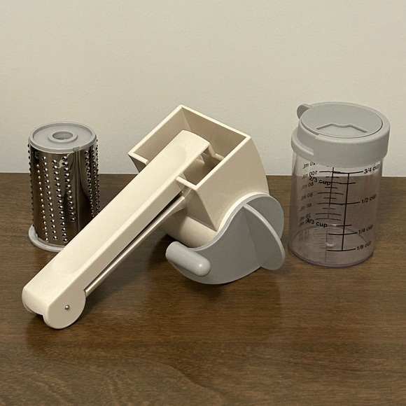 Pampered Chef Kitchen Pampered Chef Cheese Grater With 2 Drums Storage Container Poshmark